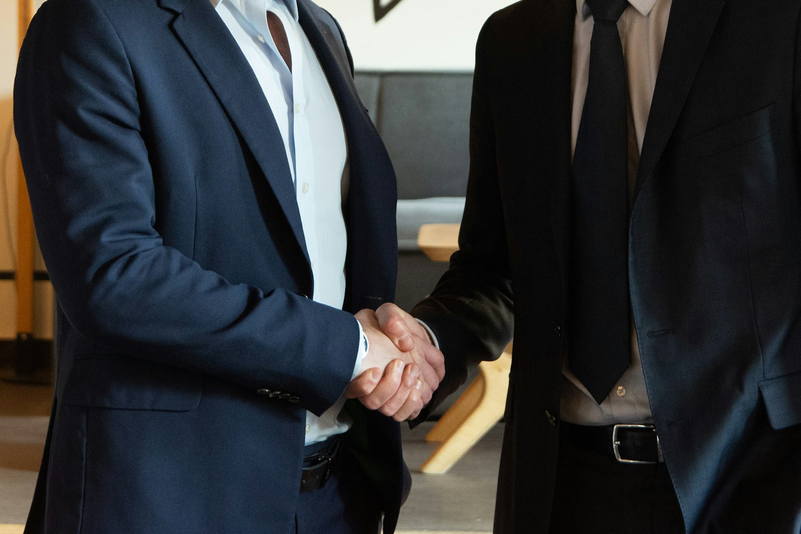 Aperto de mãos entre empresários formalizando acordo