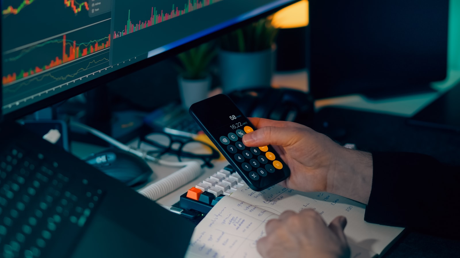 Pessoa calculando custos empresariais em mesa de trabalho