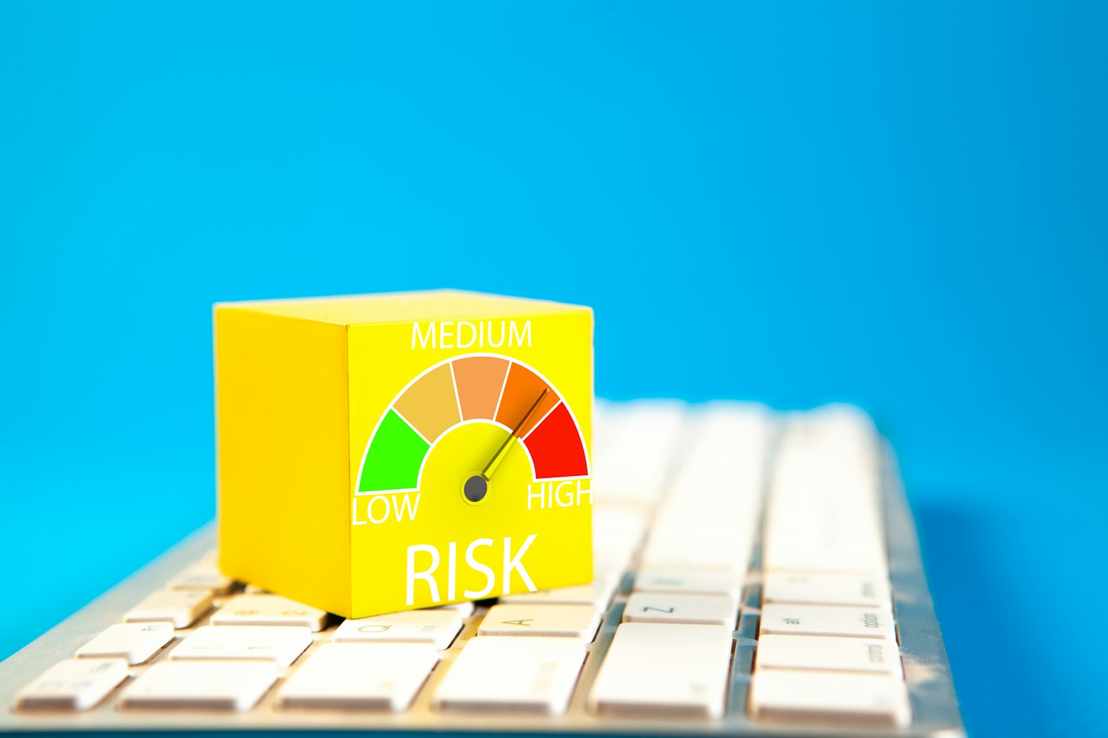 Indicador de risco sobre teclado de computador